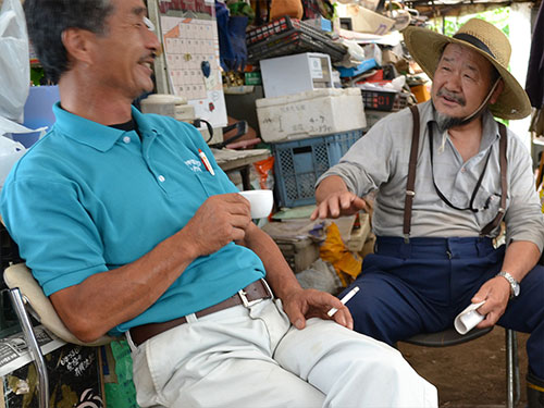 コーヒーを飲みながら談笑する中村さんと清幸さん