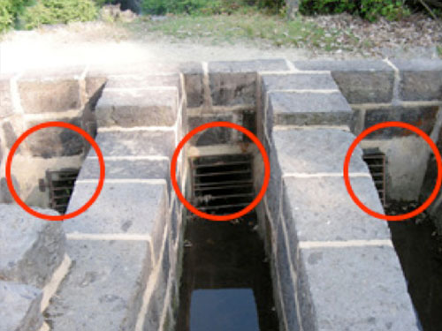 三列の石の取水口