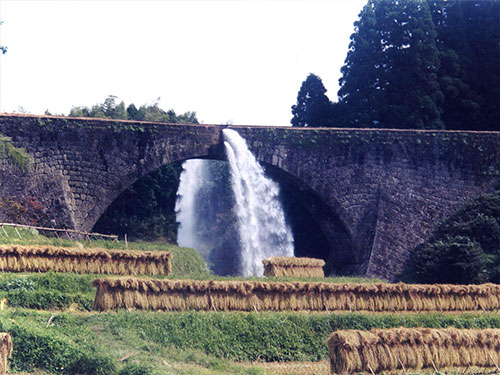 放水する通潤橋