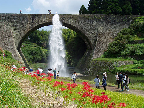 放水する通潤橋