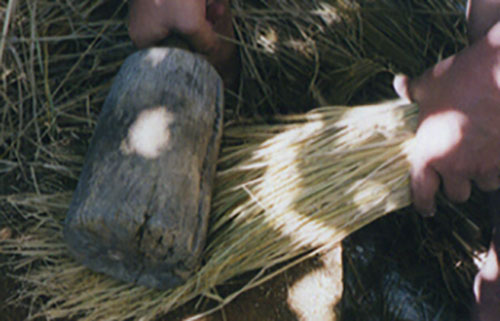 稲と衣 生活には欠かせない藁を使った衣料品 稲と衣食住 稲作の歴史 クボタのたんぼ 学んで楽しい たんぼの総合情報サイト