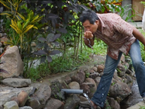 神様の水を飲むクドゥスさん