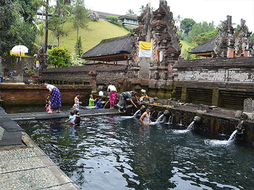 ティルタ・ウンプル寺院