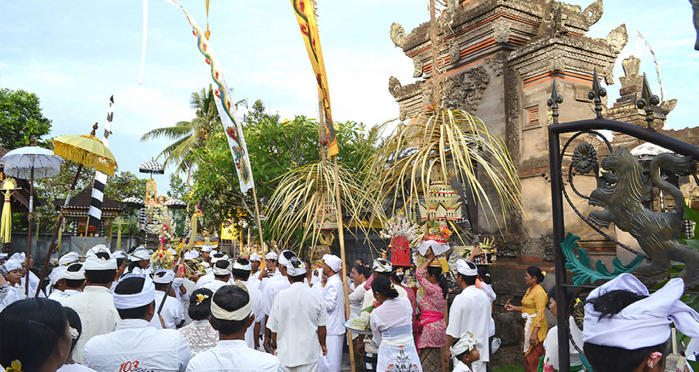 村の寺での祭り