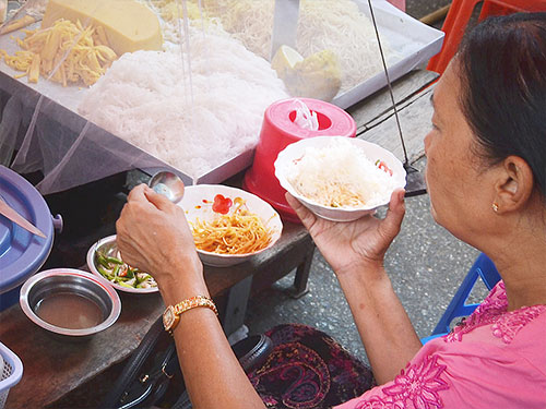 食事中の女性