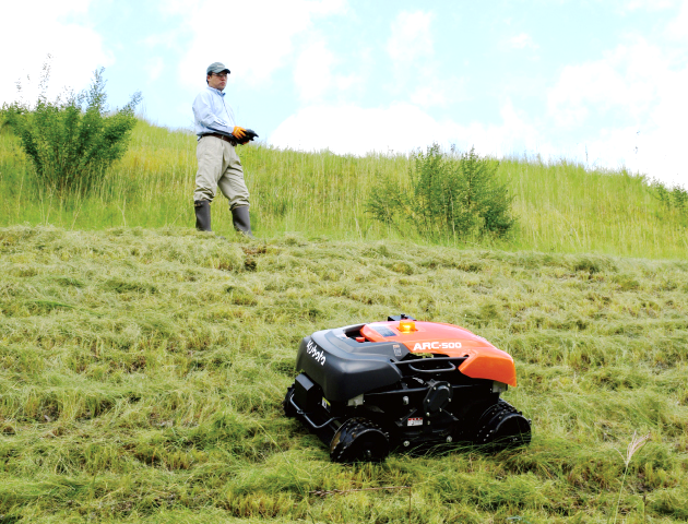 ラジコン草刈機を発売簡単操作と優れた安定性で斜面の草刈作業の負担を軽減